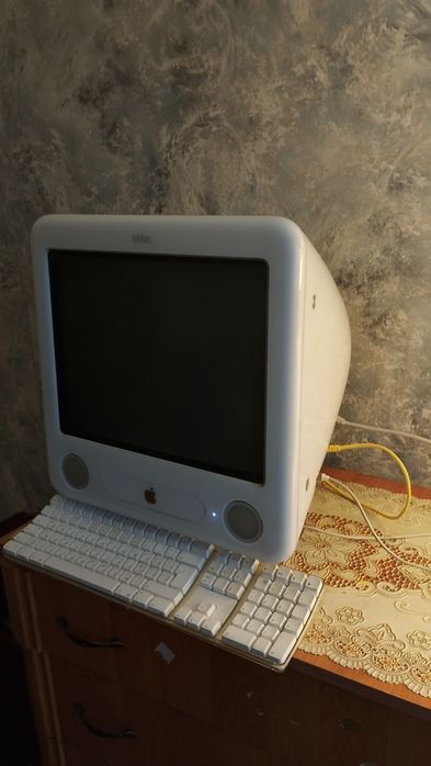 Ретро-компьютер Apple eMac G4
