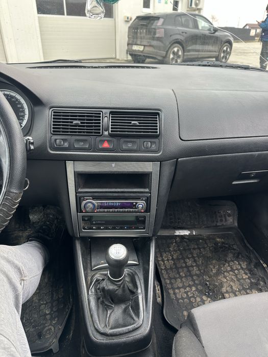 Vand golf 4 motor 1’4 bezina acte valabile un an 2001
