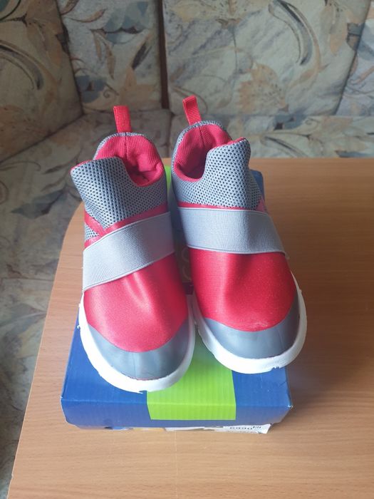 Продам детские кроссовки