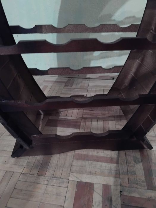 Дървена стойка за вино