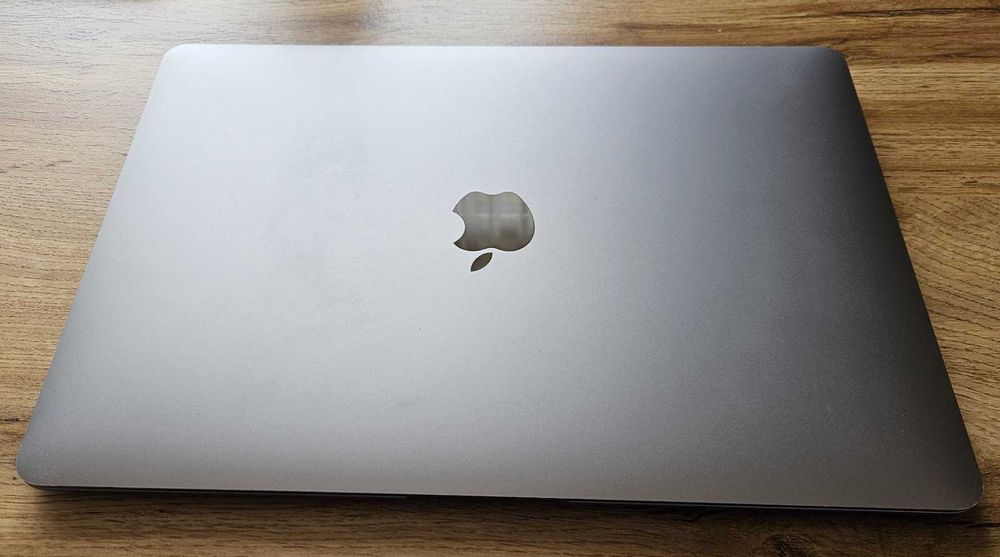 MacBook Air 13" M1 2020 / 16GB RAM / 256GB SSD (работи с външна клавиатура)