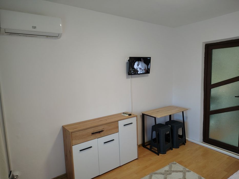 Închiriez garsonieră zona Cet