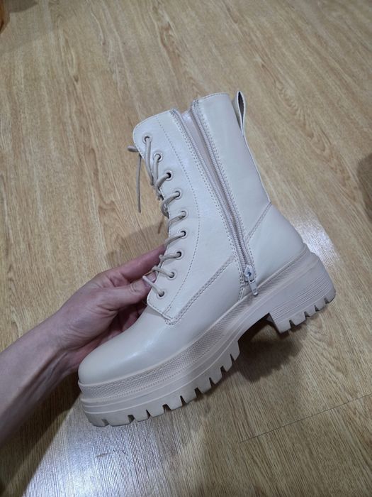 ботинки модель бренда Stradivarius.