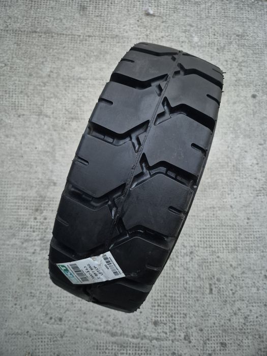 Vând 2buc 18 x 7 - 8 (180/70 - 8) BKT Maglift stivuitor