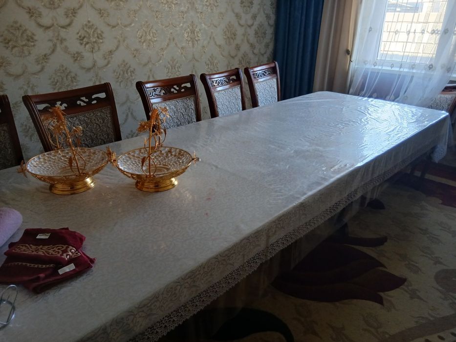 Стол с 16 стульями