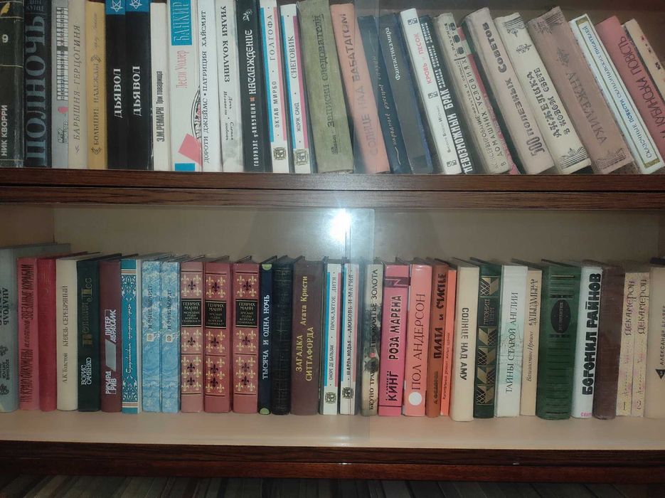 Продаются книги с полками