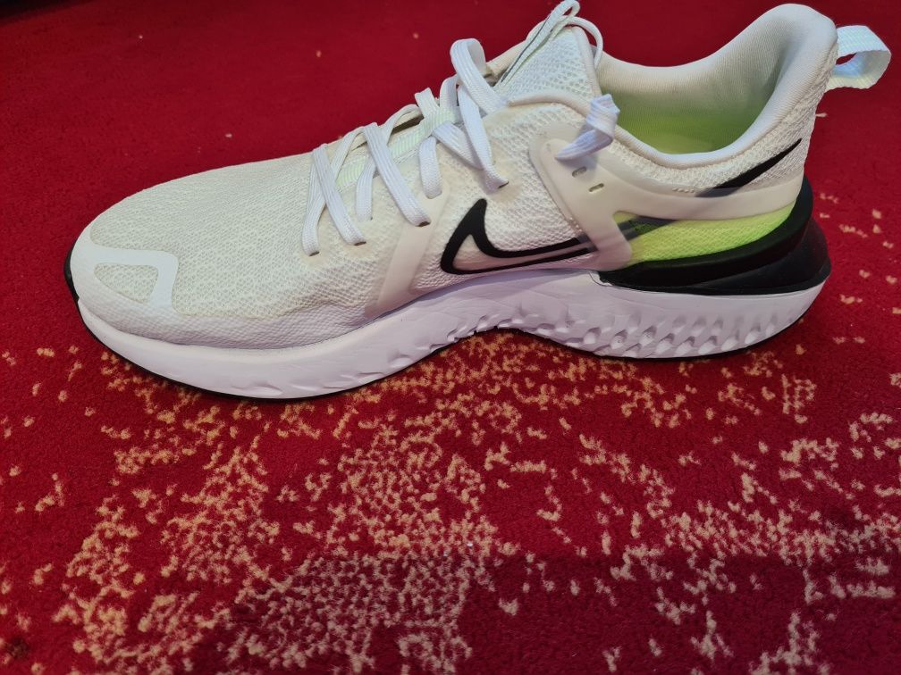 nike 40 de la intersport Bucuresti Sectorul 2 •