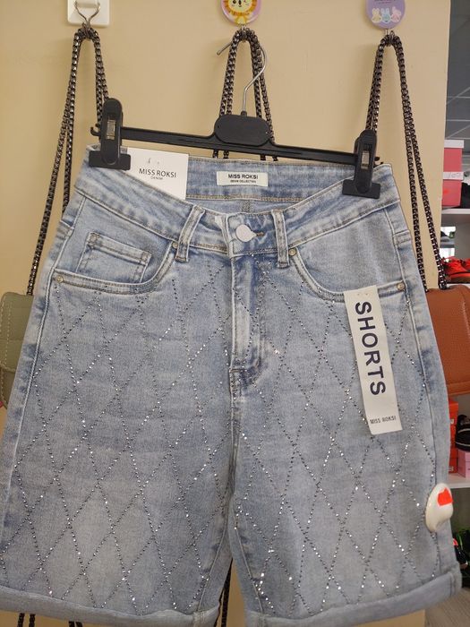 Blugi scurți cu pietricele