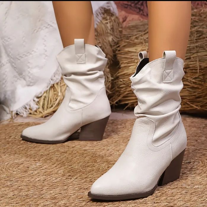 Сапожки. женские