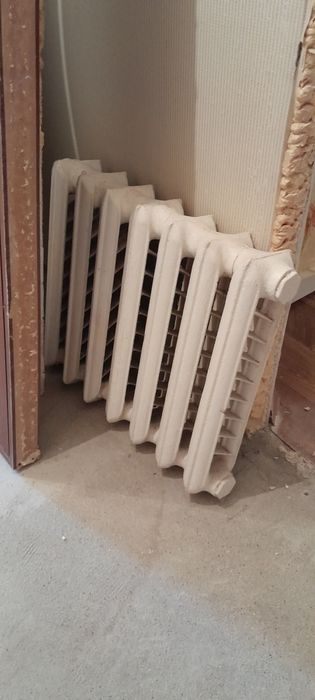 Продам чугунную батарею.