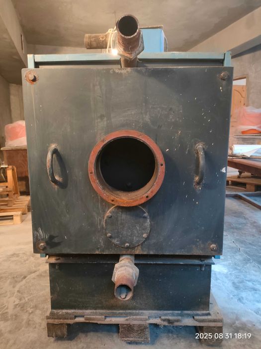 Продавам нафтов котел с горелка