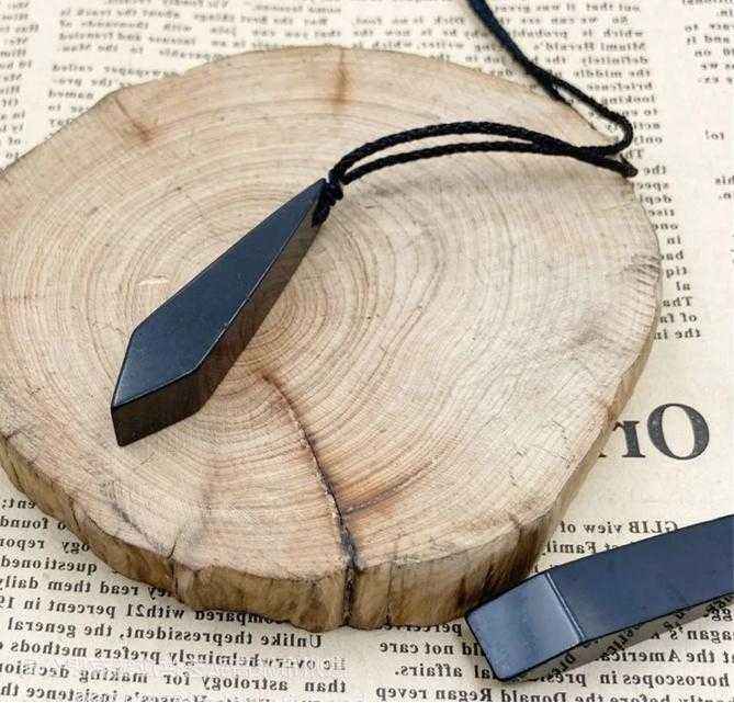 С≥45% Аспиден Камък Висулка от Шунгит Разсейва Статично Електричество Висулка с Аспидиум Камък от Шунгит Стилен Аксесоар със Загадъчна Привлекателност