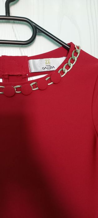 Къса червена рокля