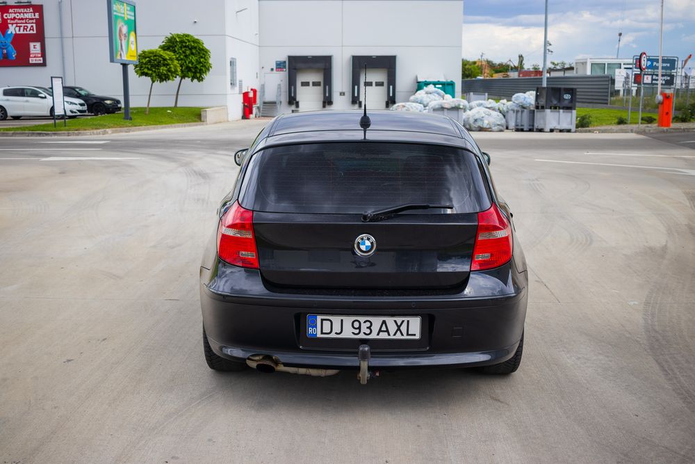 BMW Seria 1 116i (122 CP) • 2011 • Negru • Lupe Bi-LED • Încălzire scaune • Multe dotări