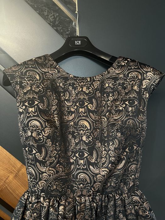 Къса блестяща рокля