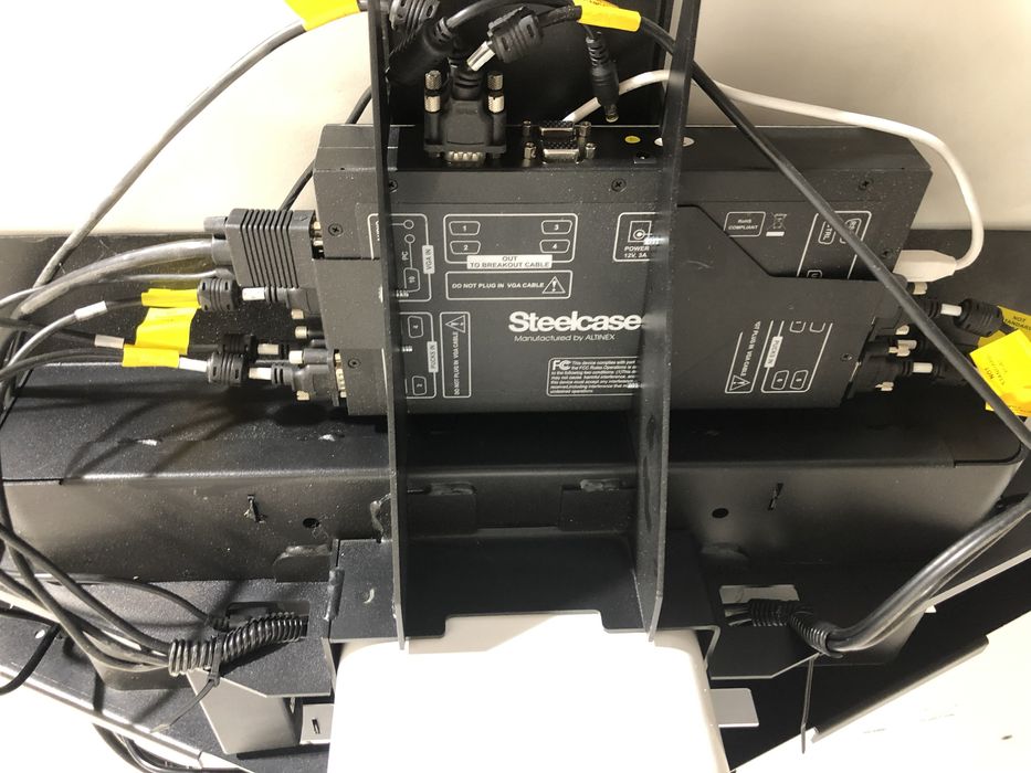 Masă Ședințe 150X170 cm Steelcase cu Organizatoare Cabluri Audio Video