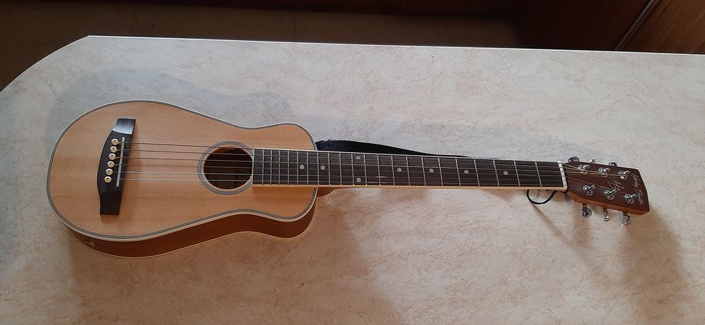 Mini chitară electroacustica