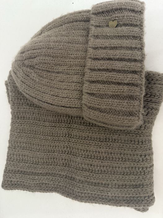 Продается новые зимние шапки с шарфами