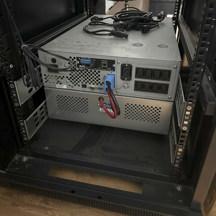 UPS APC Smart On-line, conversie dubla 2 x 3 KVA / 2 x 2400 W