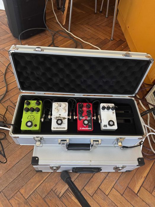 Ефекти за китара, педалборд с твърд кейс ! ТОП,ТОП състояние !