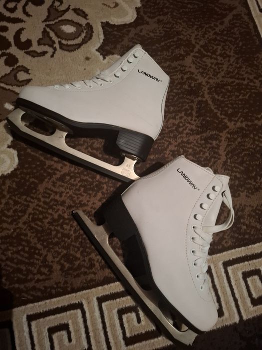 Коньки для катания на льду.