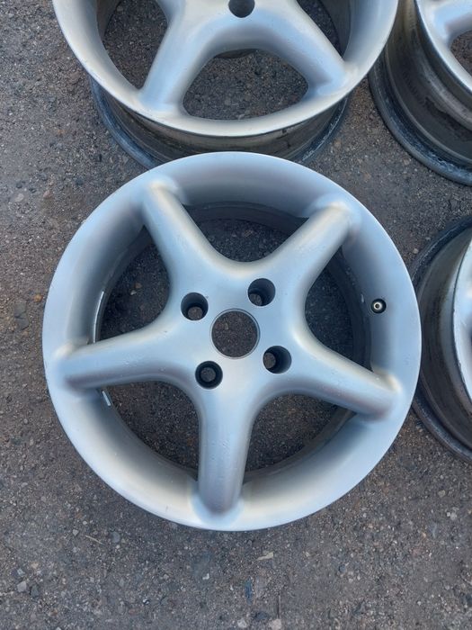Диски R15 оригинал на Audi 80.