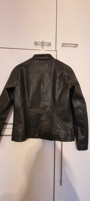 Продавам дамско яке от еко кожа, размер М