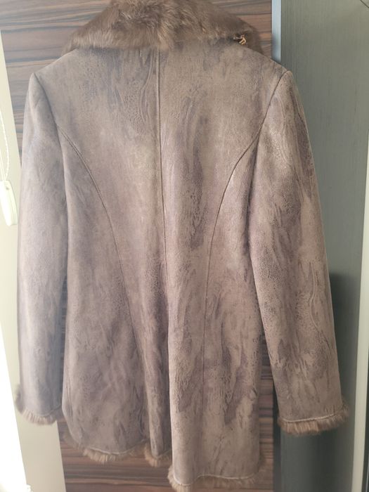Дамско палто с яка от естествен косъм