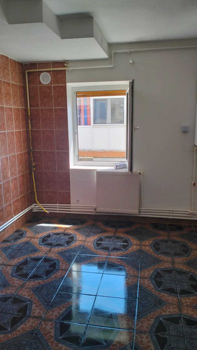 Vand apartament semidecomandat