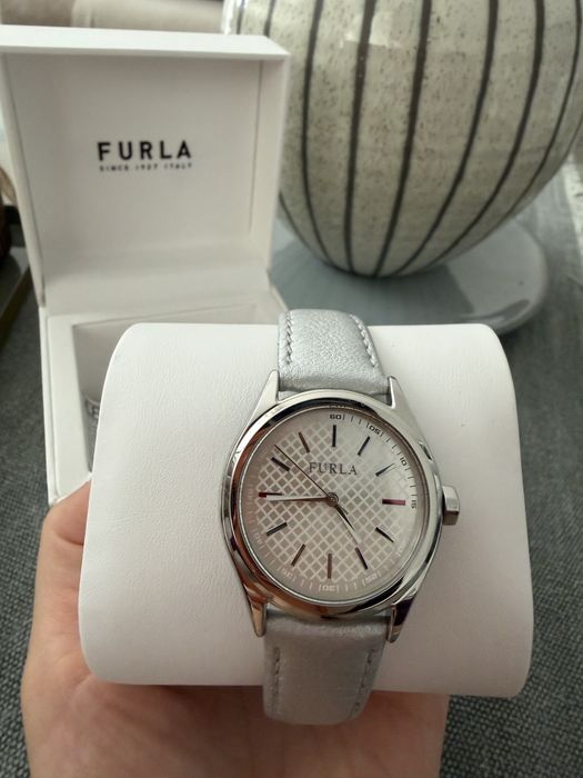 Дамски часовник Furla в сребристо естествена кожа.Часовникът е НОВ