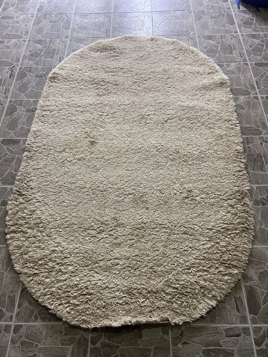 Covor oval cu fire răsucite culoare crem