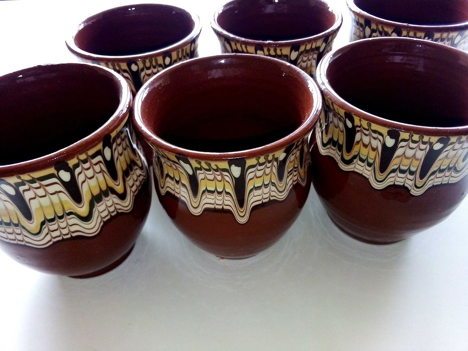 Стари неупотребявани глинени чаши