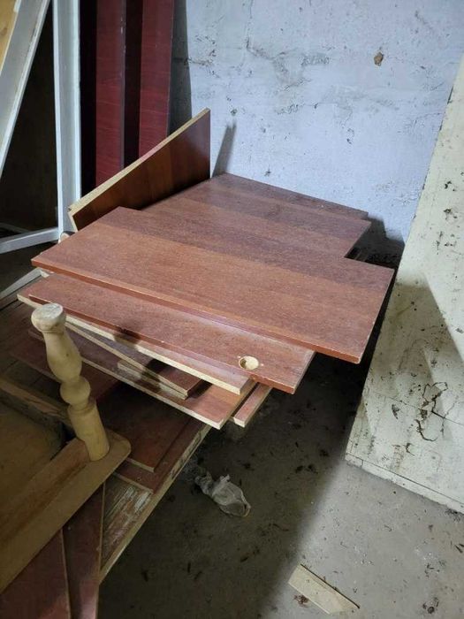 Из подвала-ванна пластиковая,банки,книги,тетради,пылесос,коробки,двери