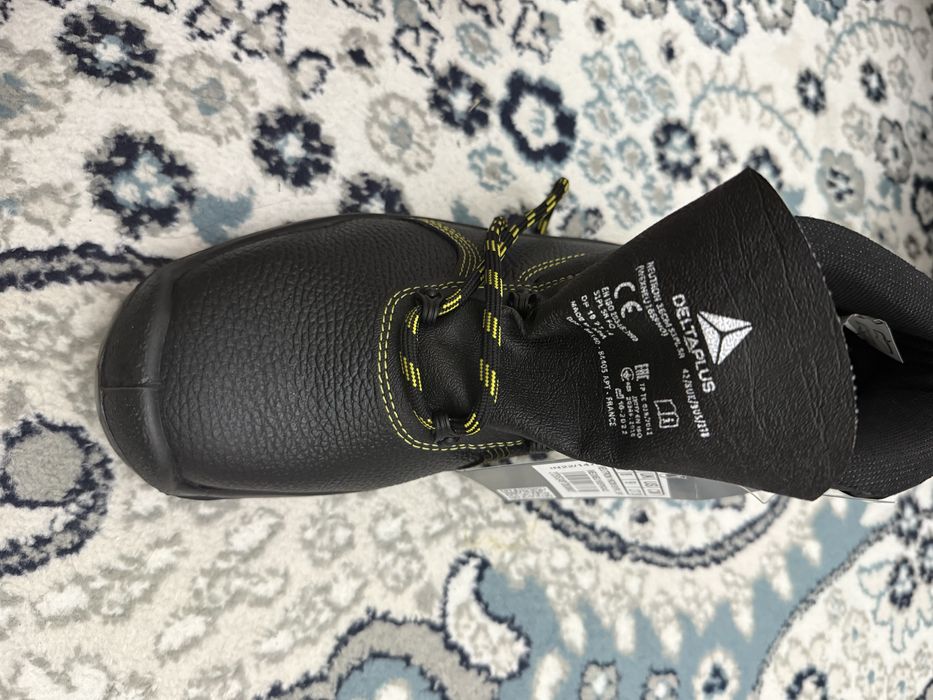 Продается ботинки