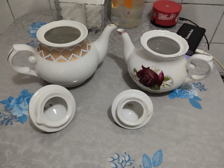 Фарфоровые чайники, супница без крышки