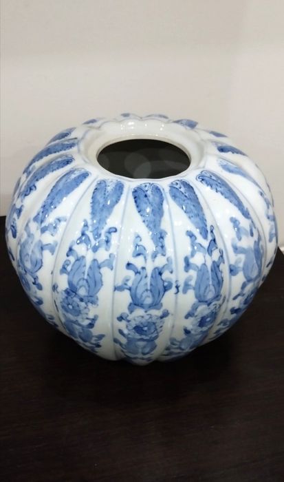 Много красива и различна ваза от порцелан с ъс сини орнаменти.