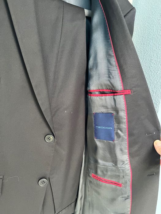 Продавам два мъжки костюма в отлично състояние-носени по веднъж,без забележки.