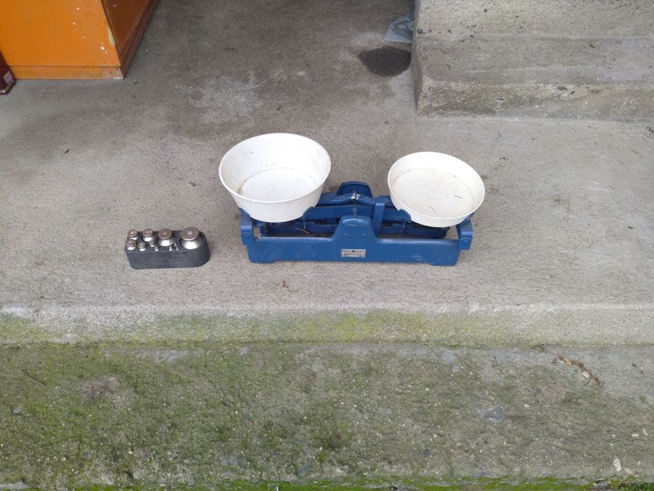 Продавам много стар Български кантар от соца 1992 година чисто нов