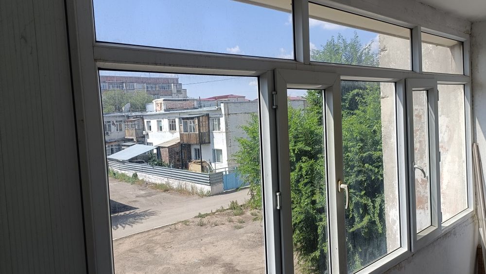 Продам пластиковпя окна на балкон