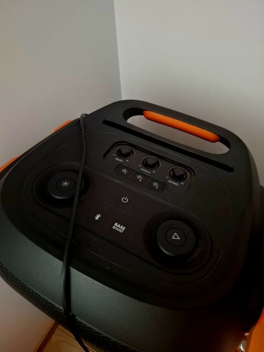Jbl 710 party box.