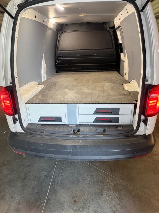 Професионално оборудване SternTec за VW Caddy Maxi – под с heavy-duty чекмеджета