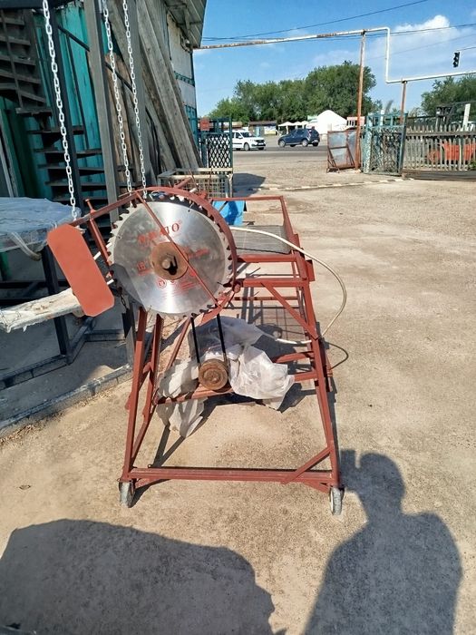 Циркулярная пила для резки дров.