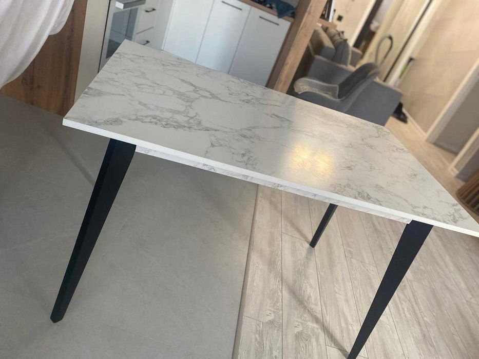 Стол кухонный в отличном состоянии