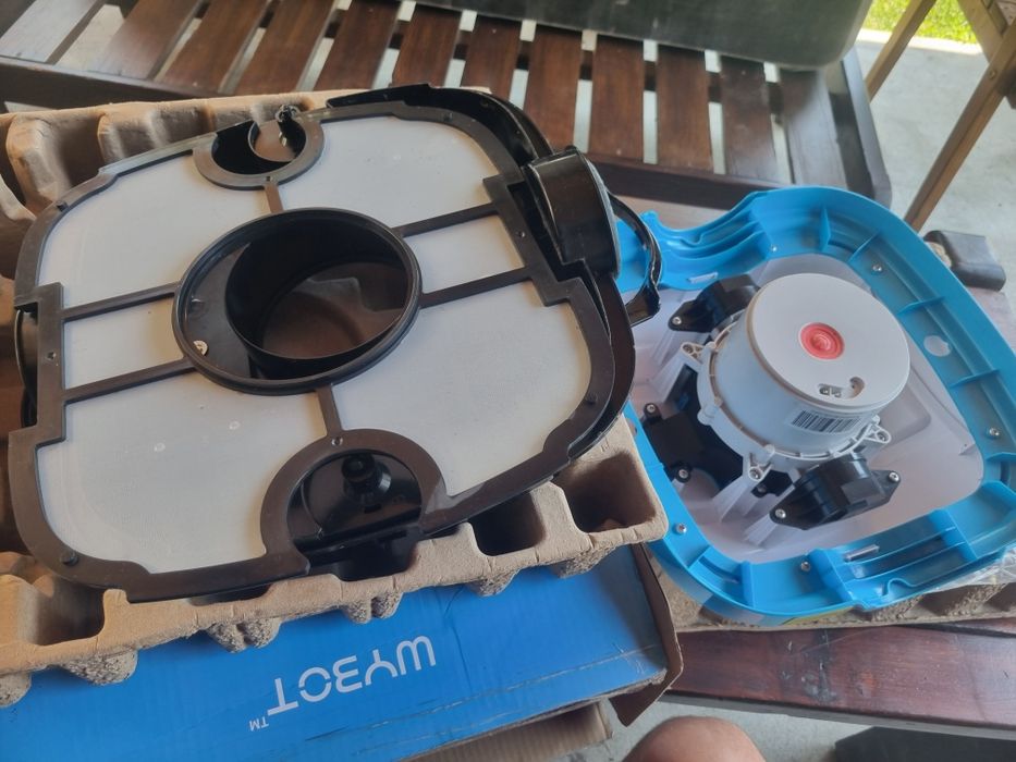 Robot curatare piscina fara fir WYBOT Motoare Duble complet la cutie
