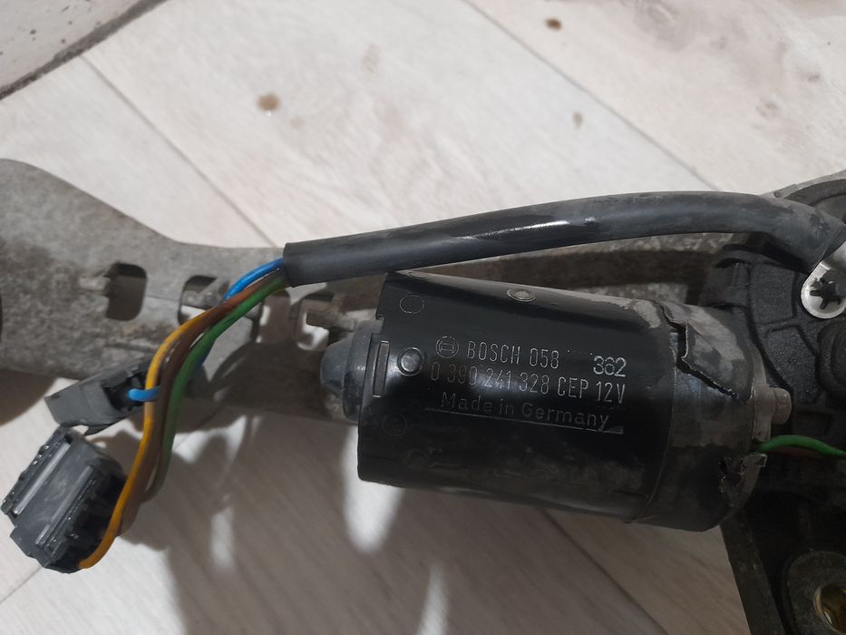 Моторчик и трапеции дворников на вольву 850