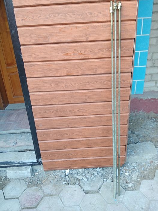 Металлический стержень с резьбой