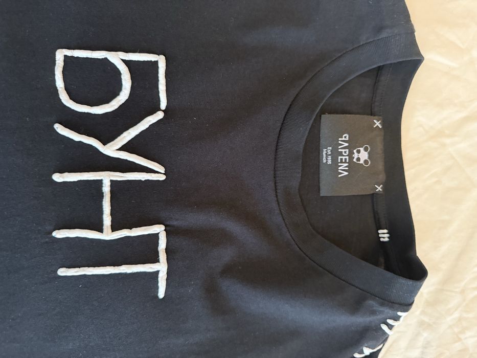 Тениска с къс ръкав с релеф принт