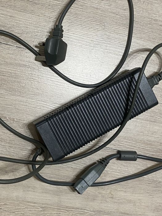 Xbox 360 Fat 500GB + Kinect + 2 контролера - чете всички дискове