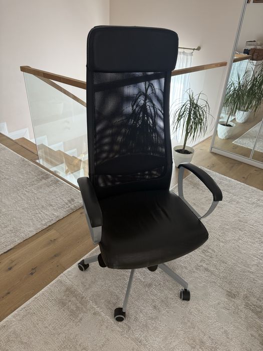 Scaun ikea rotativ din piele potrivit pentru birou