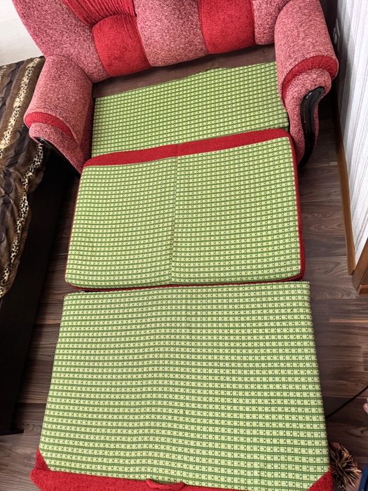 Красный маленький диван